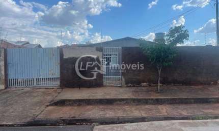 Casa à venda em Campo Grande-MS: 3 quartos, 3 salas, 1 banheiro, 5 vagas de garagem, 144m² no Jardim Tijuca.
