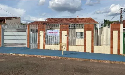 Impecável casa à venda na Vila Taquarussu, Campo Grande-MS: 3 quartos, 1 suíte, 3 salas, 2 banheiros, 15 vagas, 190m².