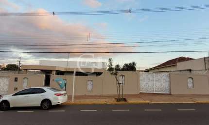 Casa Comercial para Locação no Bairro Amambaí em Campo Grande-MS: 6 Salas, 7 Banheiros, 20 Vagas de Garagem e 250m² de Área.