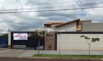 Casa à venda em Campo Grande-MS, bairro Panorama: 2 quartos, 1 suíte, 3 salas, 2 banheiros, 4 vagas de garagem, 266m².