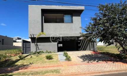 Imperdível oportunidade! Casa à venda em Alphaville Campo Grande-MS com 3 quartos, 3 suítes, 3 salas e 330m². Confira!