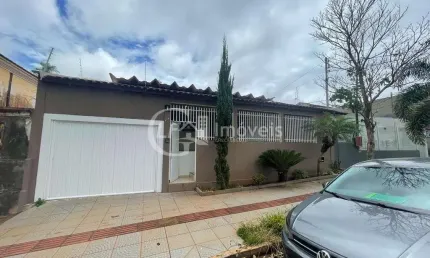 Espaço Comercial Impecável no Centro de Campo Grande-MS: 3 Quartos, 2 Salas, 4 Banheiros, 1 Vaga de Garagem - 220m²