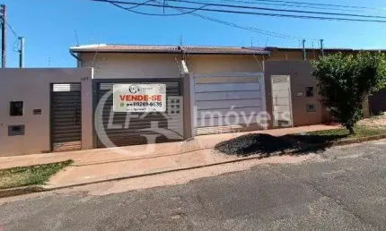 Imperdível casa à venda em Campo Grande-MS, Vila Palmira: 3 quartos, 1 suíte, 2 salas, 2 banheiros, 2 vagas, 107m²!