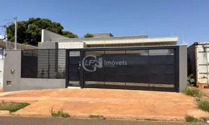 Casa à venda em Campo Grande-MS, bairro São Francisco: 3 quartos, 1 suíte, 1 sala, 2 banheiros, 2 vagas de garagem, 131,00 m² de área. Venha conferir!