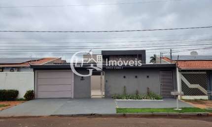Impecável casa à venda em Campo Grande-MS, na Vila Jacy: 3 suítes, 2 salas, 4 banheiros, 5 vagas de garagem, 162,76 m² de área.