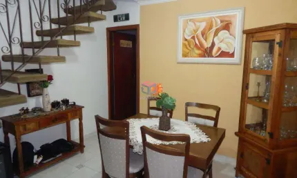 Sobrado em rua sem saída com 2 vagas, churrasqueira, quintal e 2 quartos