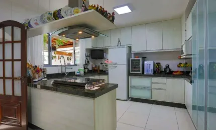 Sobrado com 4 quartos ( 2 suítes) 3 vagas de garagens