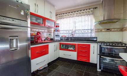 EXcelente sobrado com 4 vagas de garagens, 3 quato amplos com 1 suíte, quinta e churrasqueira!