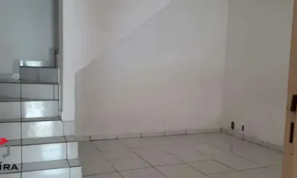 Sobrado com 2 quartos, sala, cozinha, 1 banheiro, 2 vagas de garagem.