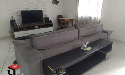 Sobrado com 227m² localizado no Bairro Sacadura Cabral em Santo André - SP.