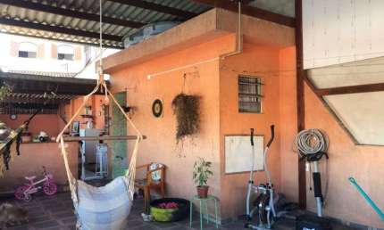 Sobrado com 250m² localizado no Bairro São Francisco em Mauá - SP.