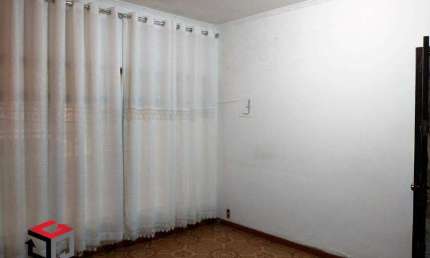Casa térrea, com 2 quartos, 4 vagas de garagem e próxima a Igreja São João Batista.