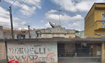 Área total: 532,30 m² - 2 Terrenos 1 com 250 m² e outro com 282,30 m².