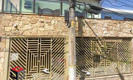 Sobrado com cômodos grandes e espaçosos, terreno 210 m², construção 241 m², imóvel localizado no Bairro Francisco Matarazzo em Santo André/SP.
