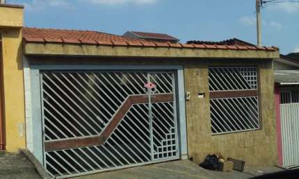 Casa térrea com 161 m² localizada no Bairro Príncipe de Gales/ Santo André.