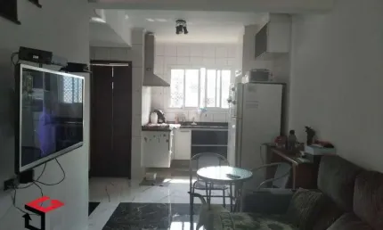Sobrado com 86m² em condomínio localizado no Bairro Assis Brasil em Mauá.