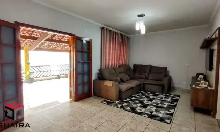 Sobrado residencial e comercial, tem um salão de festas de 125 m².