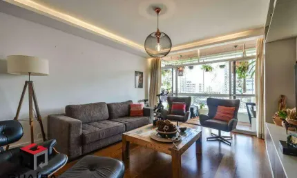Apartamento de 182m² com elevador, em Moema à venda.