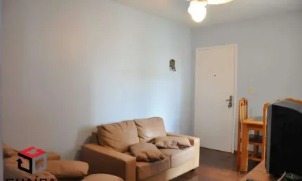 Apartamento com 2 quartos, 1 vaga de garagem e sacada.