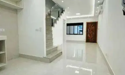 Sobrado Klabin mobiliado, pronto para morar, com 4 quartos e 3 suítes, home office com banheiro, cozinha americana com eletrodomésticos instalados.