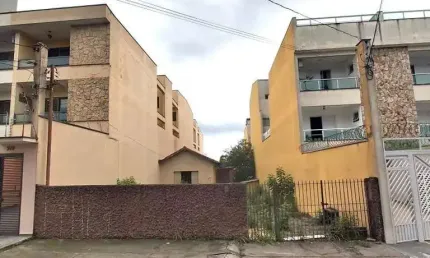 Terreno plano grande, com 500 m² no Campestre e com casa antiga. Ideal para construção de prédio sendo 10m de frente e 50 m de fundo.