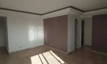 Apartamento vago no Bairro Baeta Neves com 2 vagas de garagem, 2 quartos e sala estendida.