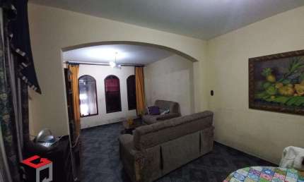 Sobrado amplo com 168m² localizado no Jardim Marek em Santo André/SP.