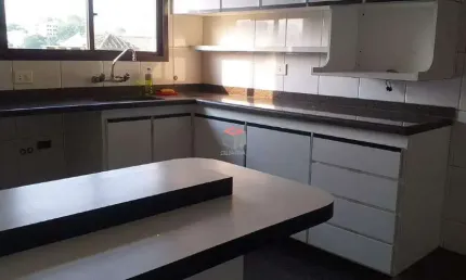 Sobrado vago com 4 quartos, suítes, 5 vagas, quintal com churrasqueira!