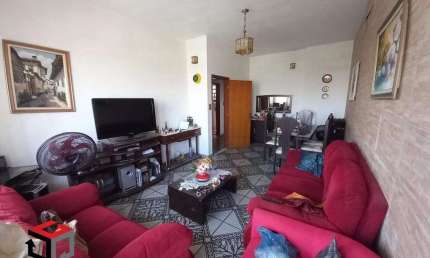 Casa com salão no térreo , vaga pra 4 carros, e área grande acima pra receber amigos.