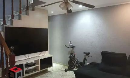 Excelente sobrado amplo com 240m² localizado no Centro de Diadema/SP.