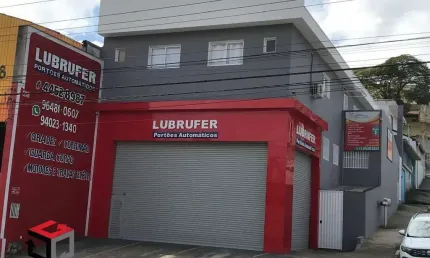 Prédio comercial com 1 salão trifásico de 200m mais 5 salas. Alugados! Pra investidor é ótimo.