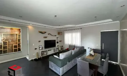 Casa 2 quartos sendo 1 suíte com closet, 2 banheiros, 3 vagas, edícula nos fundos.