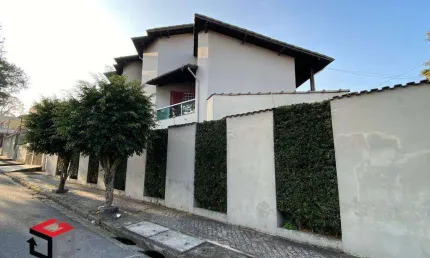 Sobrado à venda 3 quartos 1 suíte 6 vagas Metalúrgica - Santo André - SP