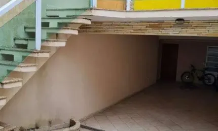 Sobrado á venda com 3 pavimentos, 3 quartos com 3 suítes, 6 banheiros, 3 vagas, Área Gourmet com lavabo, churrasqueira, Cozinha planejada.
