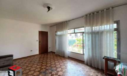 Casa térrea Mooca de 160 m², 3 quartos e 1 suíte, cozinha, sala, lavanderia, quintal, salão de festas, próximo a comércio, mercados e restaurantes.