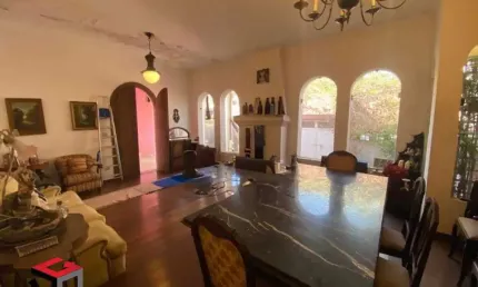 Casa térrea em Vila com Segurança 24h. Duas suítes, sala dois ambientes e 2 vagas.