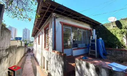 Duas casas térreas no terreno de 437 m² com garagem descoberta para 5 carros, num terreno de 8 metros de frente por 60 metros de fundos.