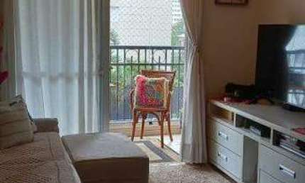 Apartamento Vila Mariana 101 m², ao lado do metrô Santa Cruz, 3 quartos, 2 suítes, sala, varanda, área de serviço, 2 vagas, dependência de empregada.