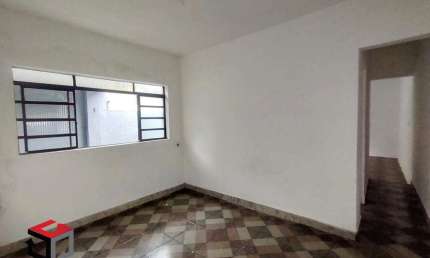 Casa térrea na Vila Pires, do lado do clube Atlético Aramaçan.