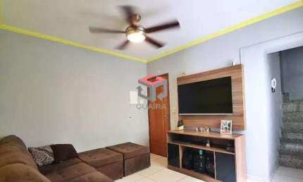 Linda Cobertura com escada interna, quintal amplo e condomínio baixo!