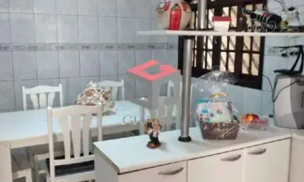 Lindo sobrado com salão de festas com churrasqueira e vagas cobertas e paralelas!