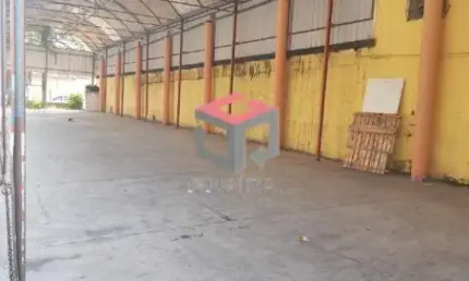 Galpão de 600 metros, excelente localização. Com ótimas instalações, banheiros e vagas.