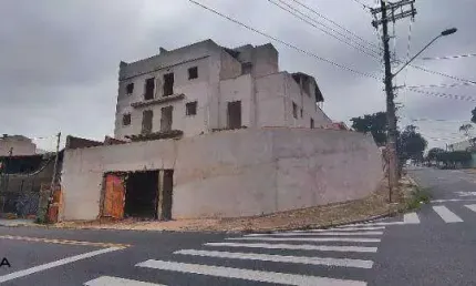 Apto com 87m² sem cond. com elevador, localizado no Jardim Stella em Santo André.