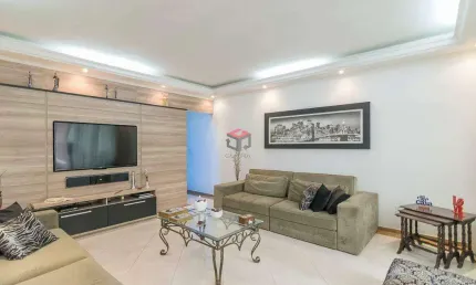Sobrado com 235 m² localizado no Bairro Homero Thon em Santo André.