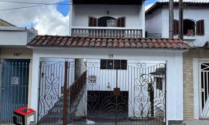 Sobrado com 230m² localizado no Bairro Teles de Menezes em Santo André/SP.