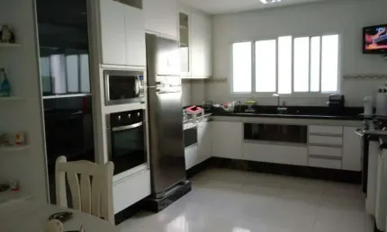 Sobrado com 244 m² localizado no Bairro Campestre em Santo André/SP.