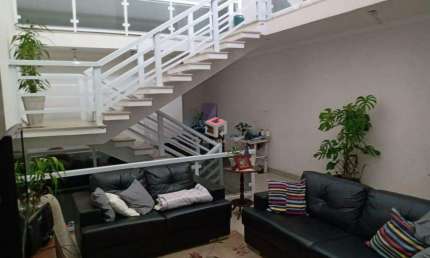 Sobrado com 220 m² localizado no Bairro Guapituba em Mauá/SP.