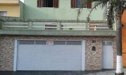 Sobrado com 190m² localizado na Vila Aquilino em Santo André/SP.