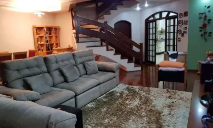 Sobrado com 320 m² localizado no bairro Francisco Matarazzo em Santo André - SP.
