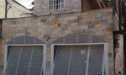 Sobrado com 232 m² localizado no bairro Palmares em Santo André.